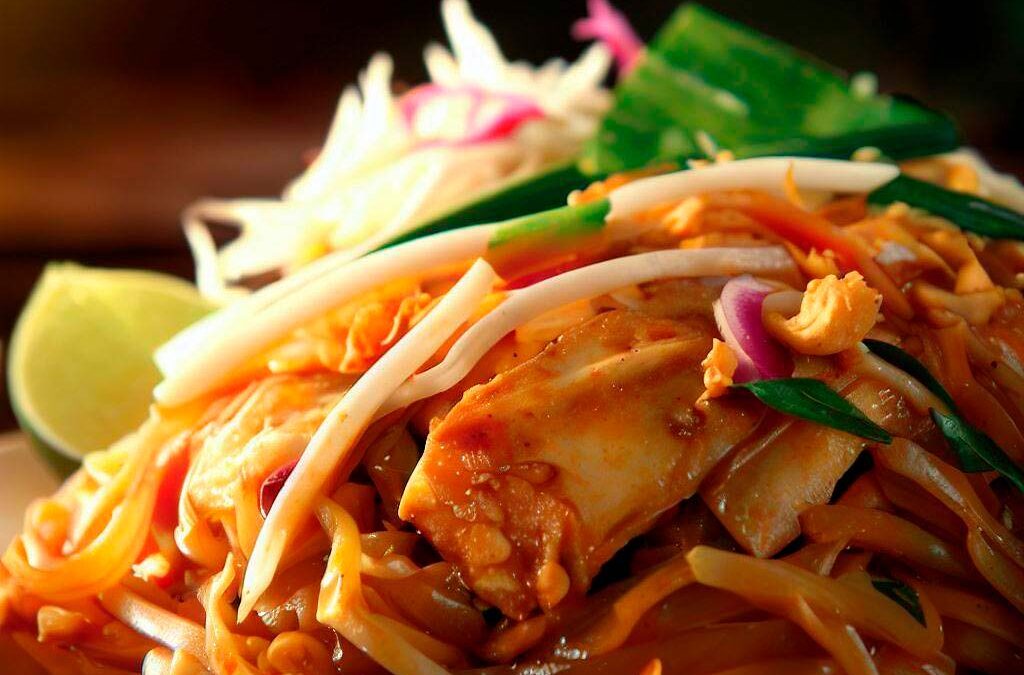 Delicioso Pad Thai: Receta Tailandesa de Fideos de Arroz con Camarones y Tofu